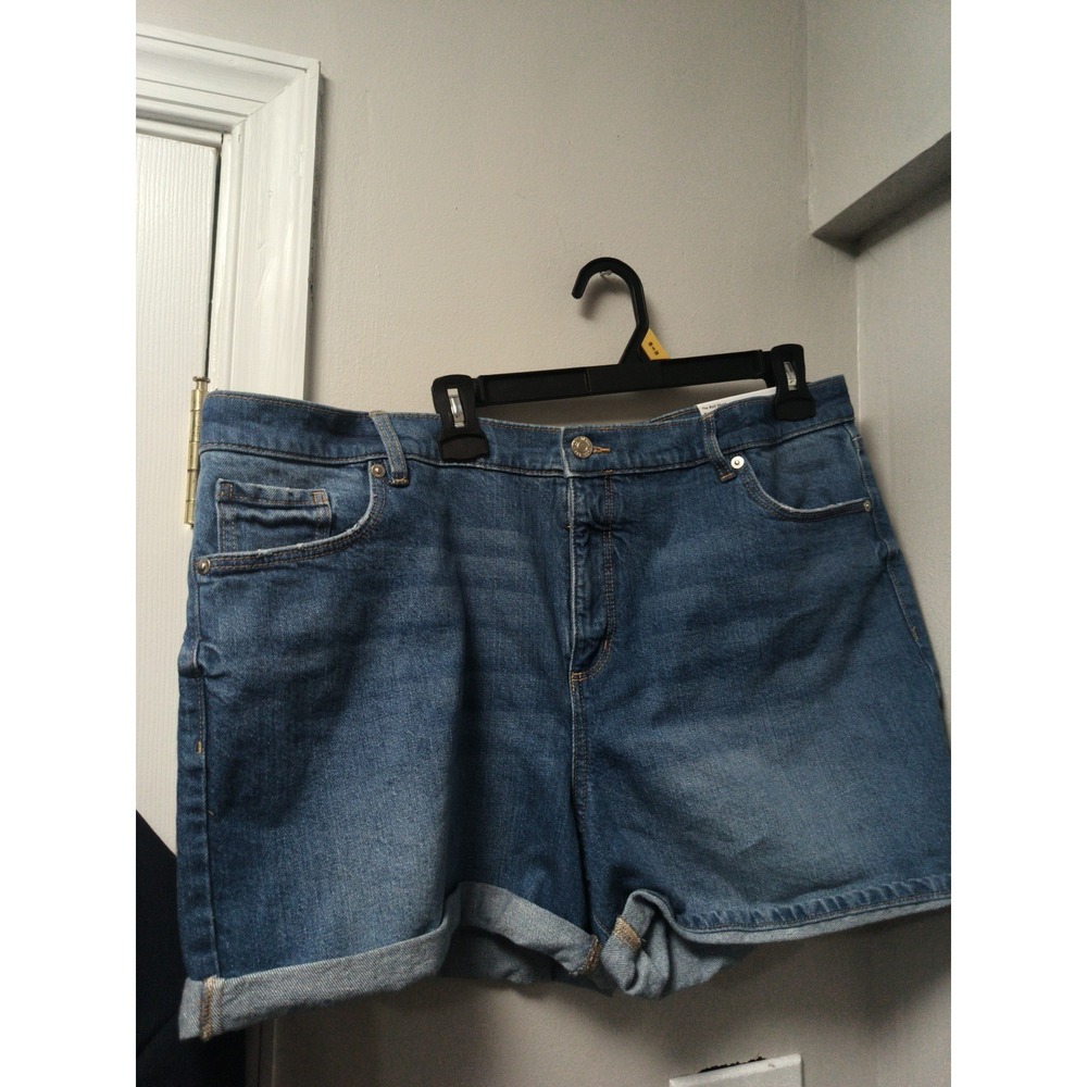 NWT Loft Jean shorts Size 34/18. "The Roll Short", Mid-Rise, Regular Fit